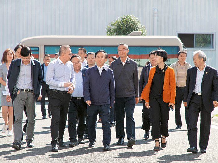  2018年成都市委常委、常務(wù)副市長(zhǎng)謝瑞武帶隊(duì)蒞臨新筑股份，實(shí)地調(diào)研內(nèi)嵌式中低速磁浮系統(tǒng)